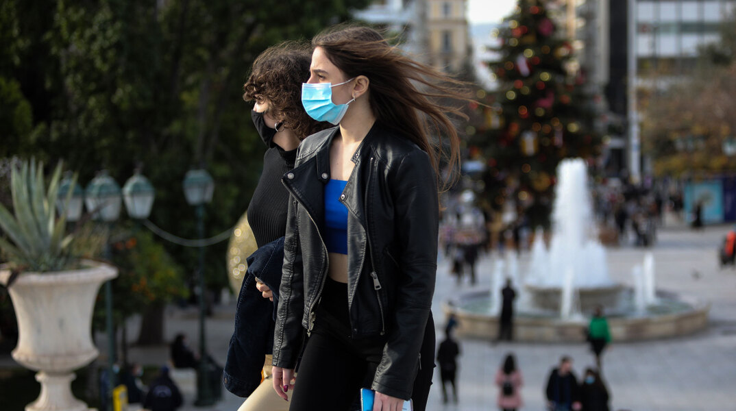Παραμονή Πρωτοχρονιάς στην πλατεία Συντάγματος εν μέσω lockdown: Νεαρά άτομα με μάσκα για τον κορωνοϊό