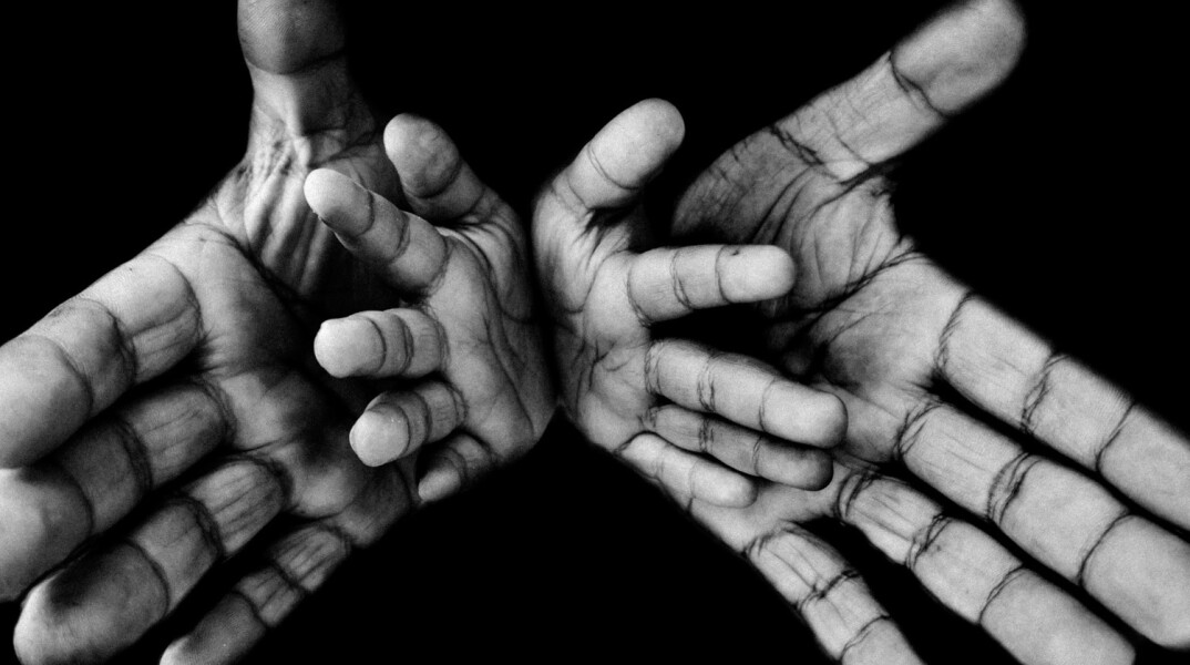 Χέρια ενήλικα και χέρια παιδιού