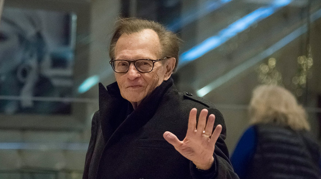 Ο Λάρι Κινγκ νοσηλεύεται με Covid-19, σύμφωνα με ΜΜΕ