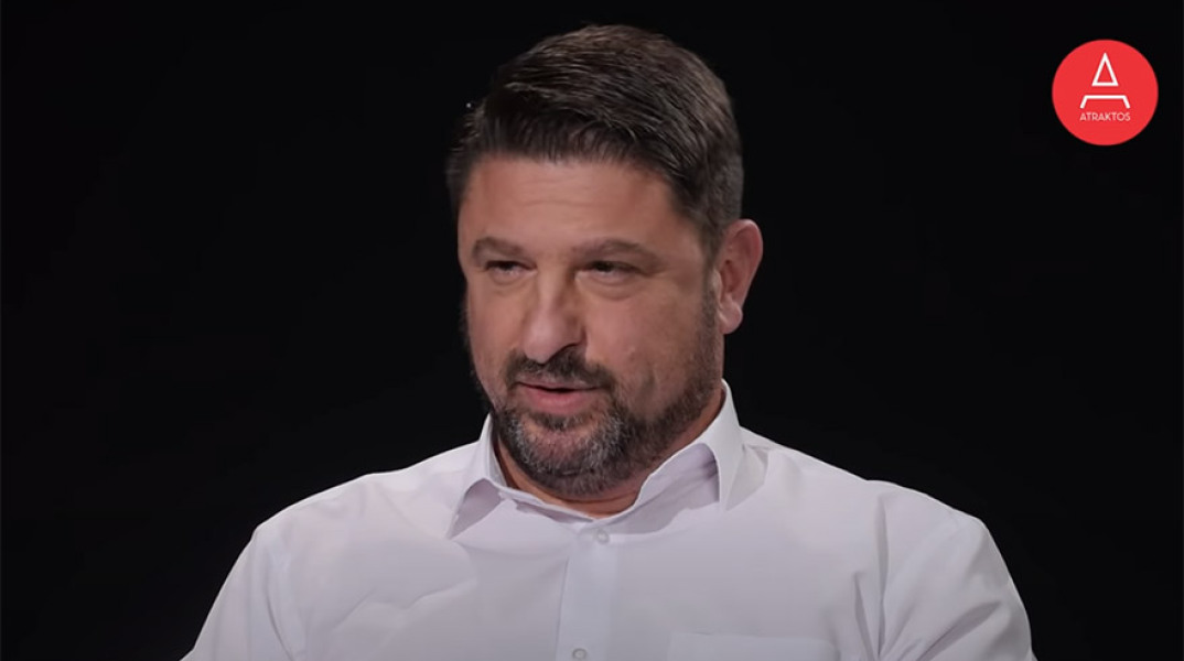 Ο Νίκος Χαρδαλιάς μιλάει στα παιδιά του Μη Κυβερνητικού Οργανισμού «Άτρακτος»