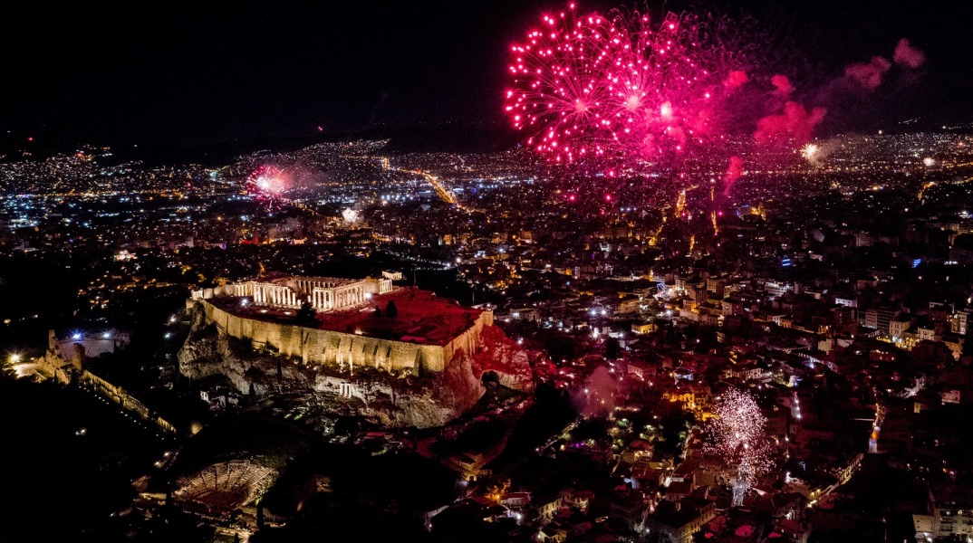 Πυροτεχνήματα στον ουρανό της Αθήνας για τον εορτασμός της πρωτοχρονιάς του 2021