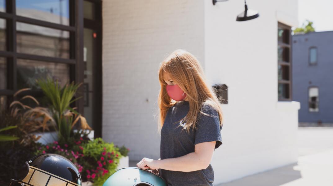 Κοπέλα με μάσκα