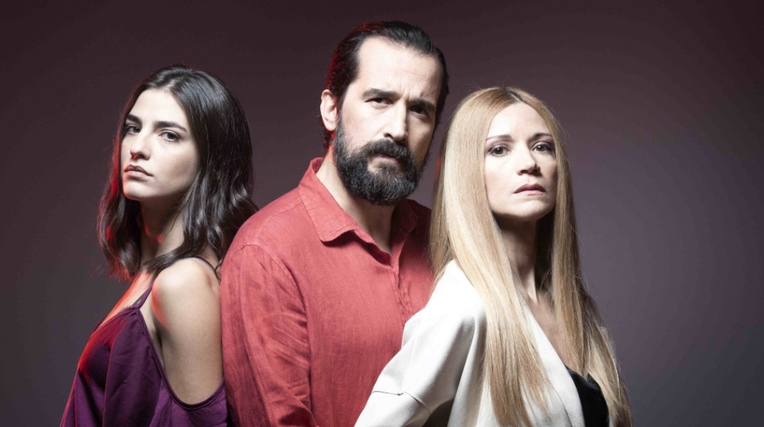 Από αριστερά: Αναστασία Παντούση, Τάσος Νούσιας, Ιωάννα Παππά στη σειρά «Έξαψη»
