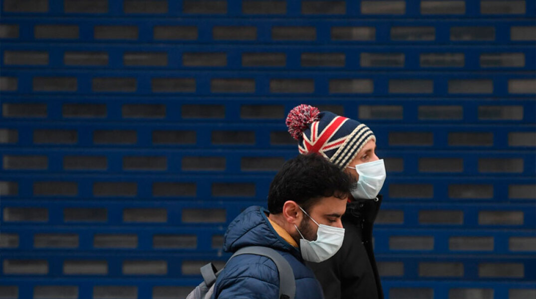 Μεγάλη Βρετανία: Νεαροί με προστατευτική μάσκα για τον κορωνοϊό - Τρίτο καθολικό lockdown ανακοίνωσε ο Μπόρις Τζόνσον