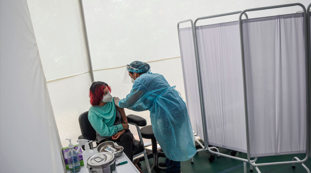 Νέα Υόρκη - Εμβολιασμός: Χορήγηση εμβολίου για τον κορωνοϊό από νοσηλεύτρια