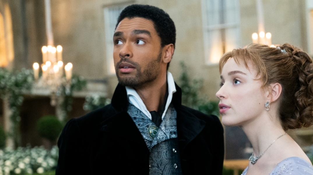 Ο Ρεγκέ-Ζαν Πέιτζ και η Φίμπι Ντίνεβορ πρωταγωνιστούν στη σειρά «Bridgerton»