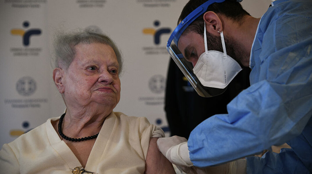 Η 95χρονη Δέσποινα Χάλαρη, η πρώτη ηλικιωμένη σε οίκο ευγηρίας που έκανε το εμβόλιο για τον κορωνοϊό στην Ελλάδα