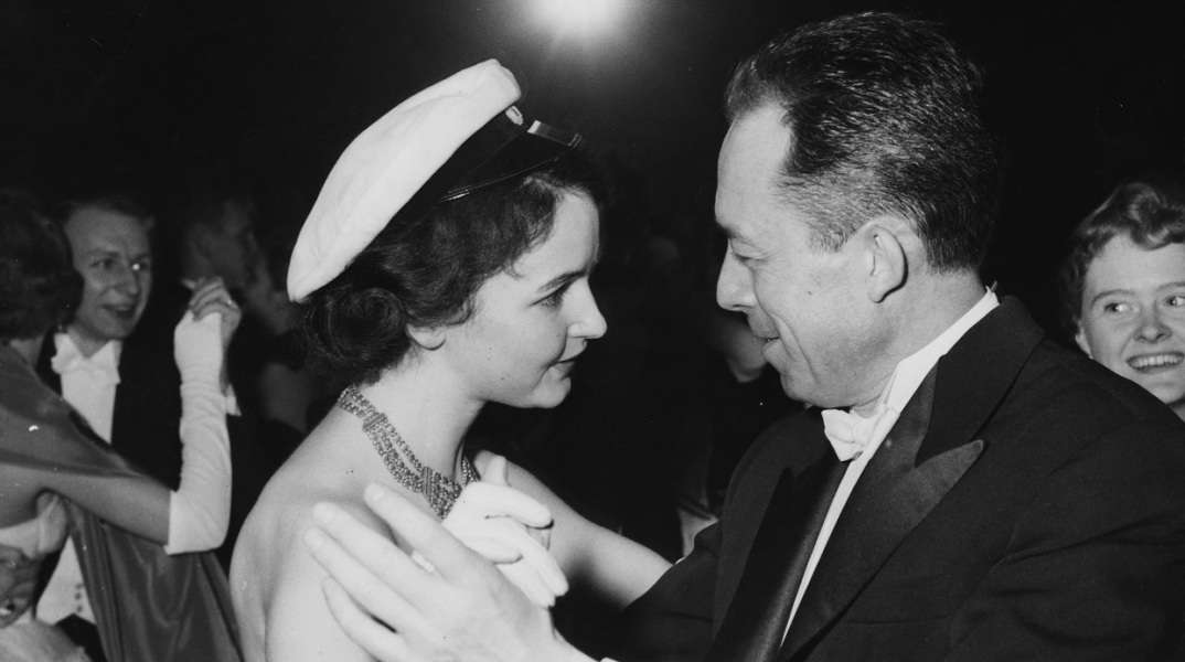 Ο Αλμπέρτ Καμί χορεύει με την ηθοποιό Τορούν Μόμπεργκ