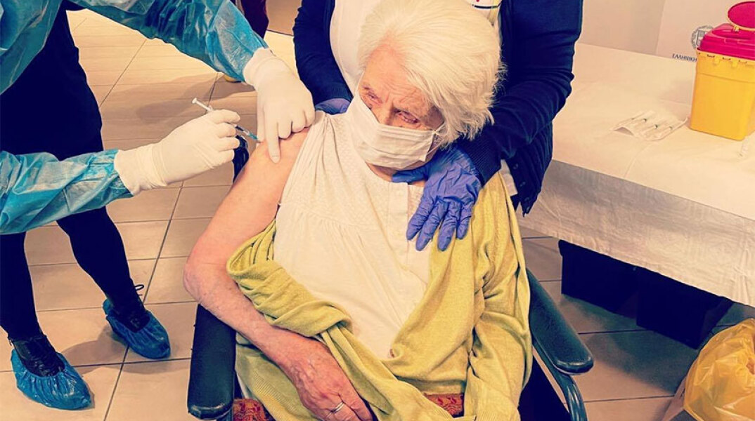 Η Σάσα Σαντικάριο-Σατσόγλου, η 98χρονη επιζήσασα του Άουσβιτς, κάνει το εμβόλιο για τον κορωνοϊό στη Θεσσαλονίκη