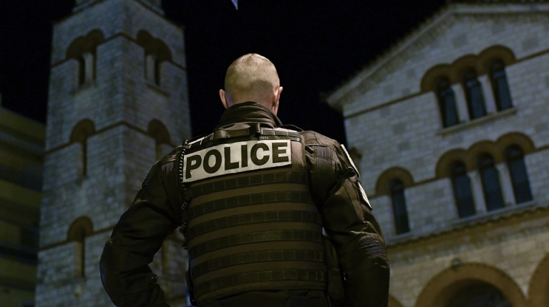 Αστυνομικός έξω από Ιερό Ναό