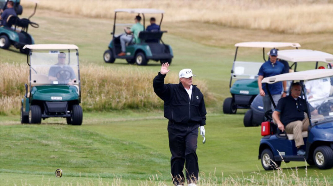 Ο Ντόναλντ Τραμπ παίζει γκολφ στη Σκωτία