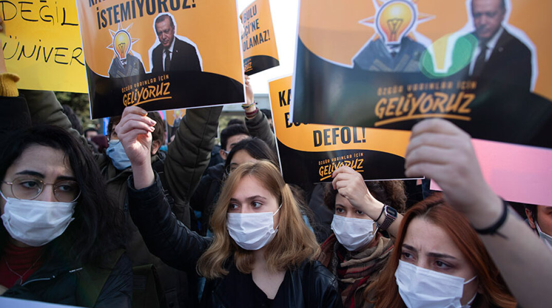 Φοιτητές στην Κωνσταντινούπολη διαδηλώνουν κατά του νέου πρύτανη στο Πανεπιστήμιο του Βοσπόρου που διορίστηκε από τον Ερντογάν