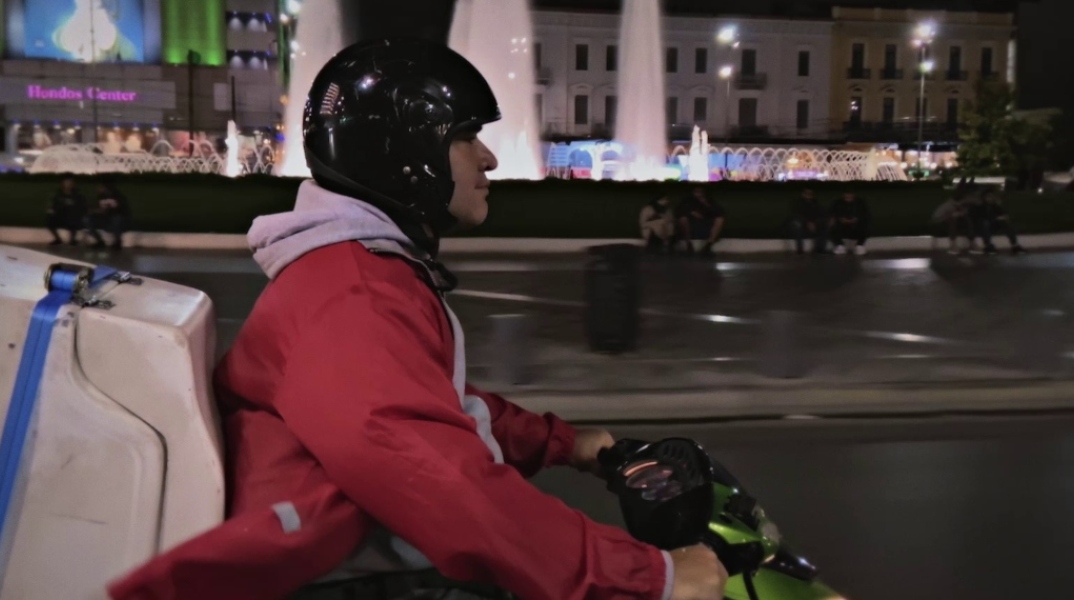 Σκηνή από το noir mockumentary «Έχει φύγει το παιδί» των Κώστα Γεραμπίνη/ Θέμου Σκανδάμη                                     