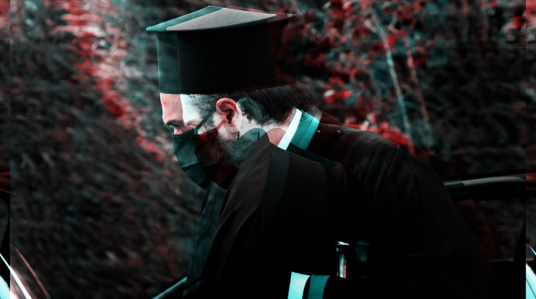 Ιερέας της ορθόδοξης εκκλησίας με μάσκα προστασίας