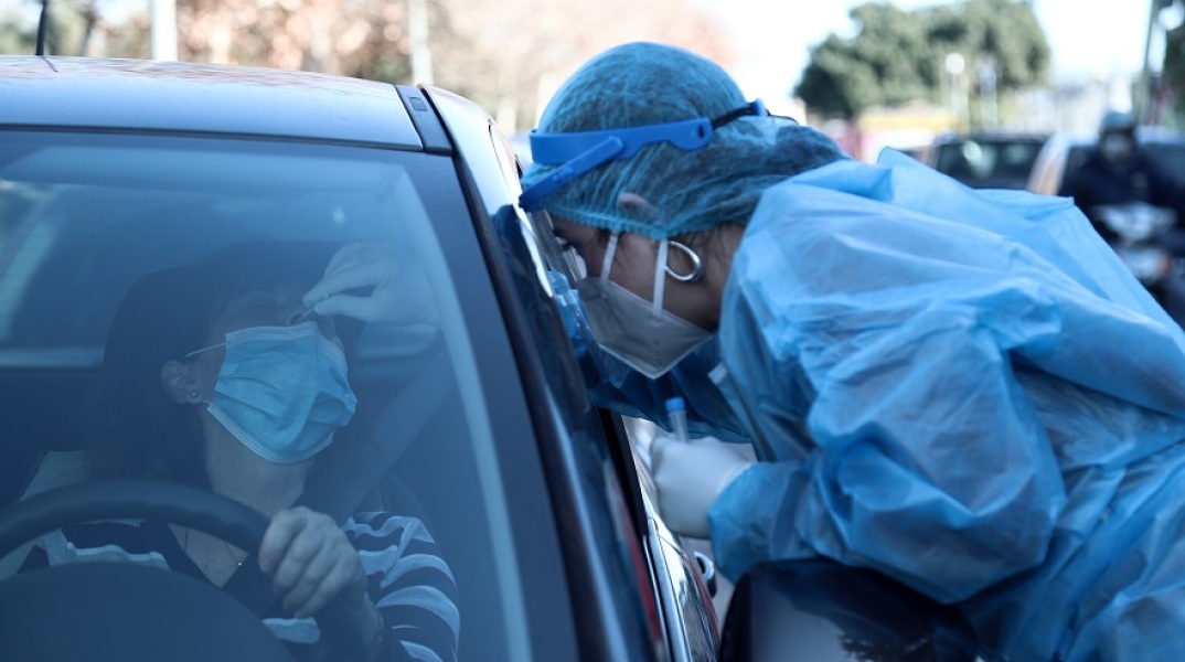Στιγμιότυπο από τη διενέργεια drive through τεστ για τον κορωνοϊό