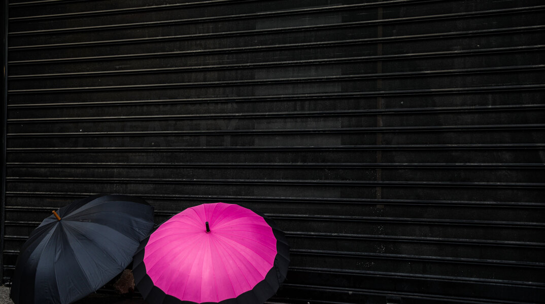 Lockdown για τον κορωνοϊό στην Αττική: Δύο ανοικτές ομπρέλες μπροστά σε κλειστό κατάστημα στο Περιστέρι