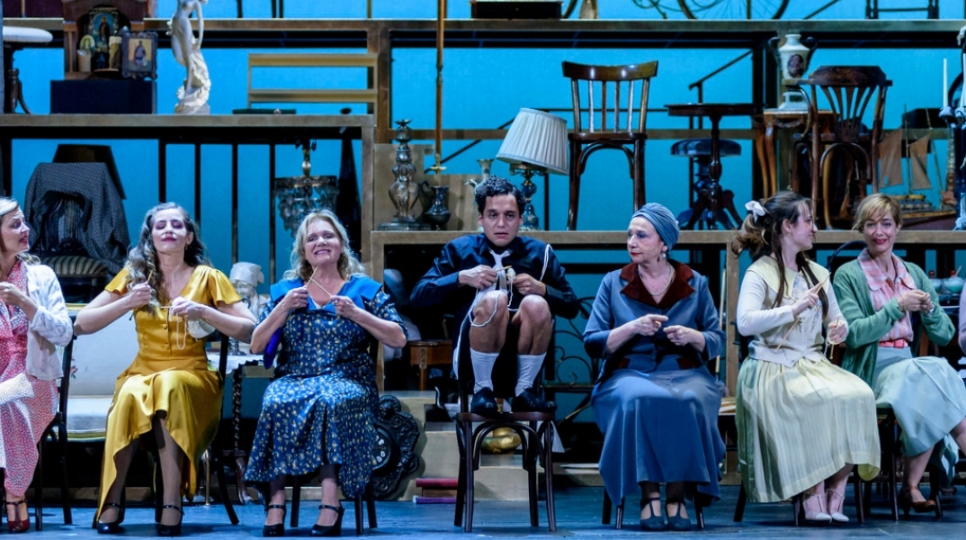 Σκηνή από τη θεατρική παράσταση «Το Τρίτο Στεφάνι» σε σκηνοθεσία του Κωνσταντίνου Μαρκουλάκη