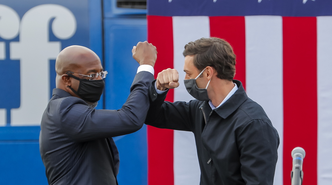 Τζον Όσοφ (δεξιά) και Ράφαελ Γουόρνοκ, οι δύο Δημοκρατικοί Γερουσιαστές της Τζόρτζια