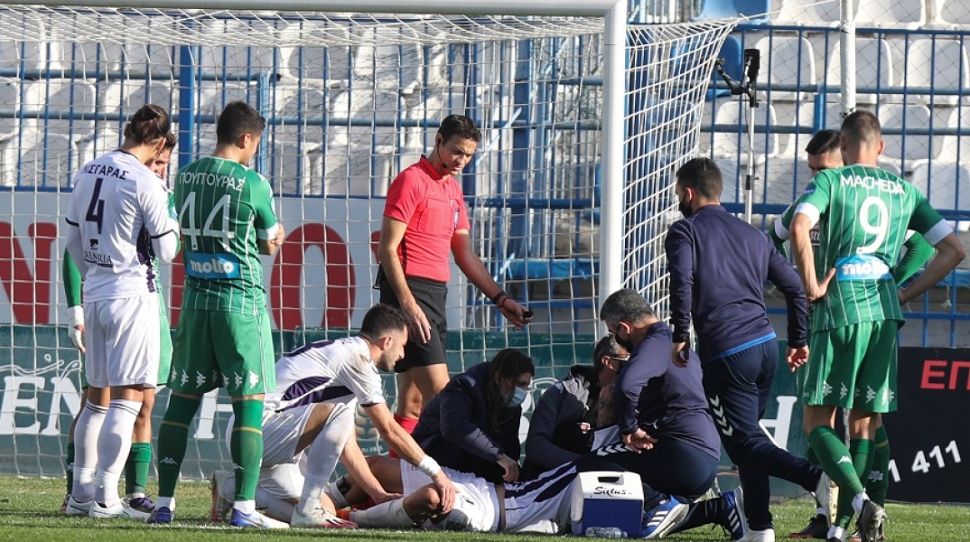 Στιγμιότυπο μετά τον τραυματισμό του τερματοφύλακα με τον επιθετικό