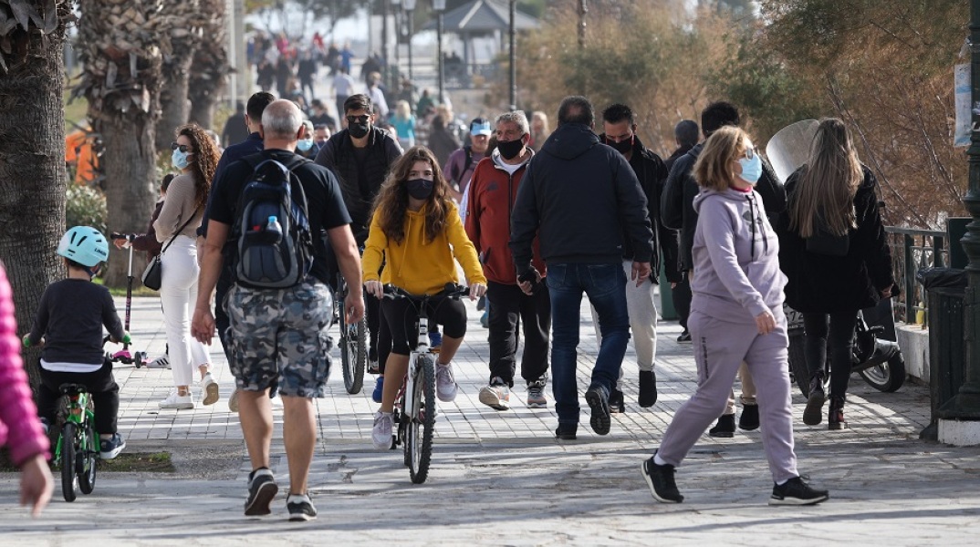 Πολίτες με μάσκες στην παραλία του Φλοίσβου