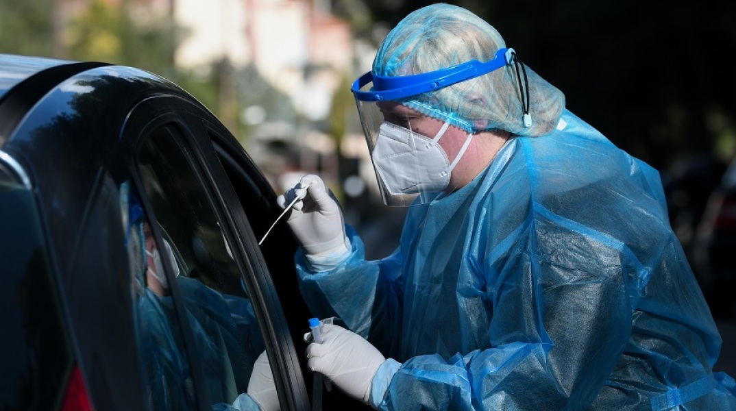 Στιγμιότυπο από drive through test του ΕΟΔΥ