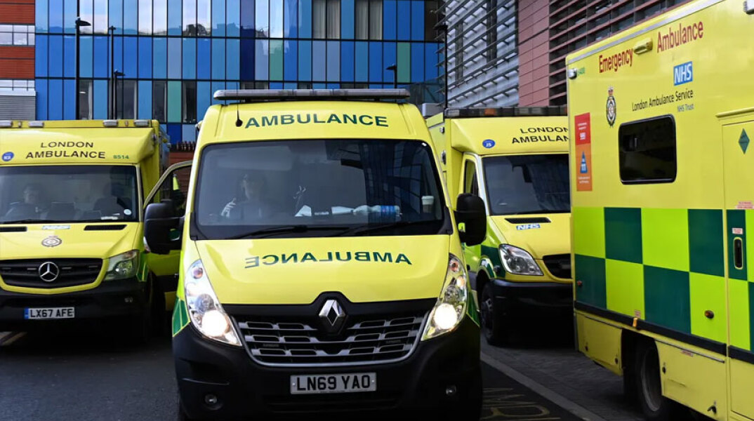 Κορωνοϊός στη Μεγάλη Βρετανία - Ασθενοφόρα στο Λονδίνο