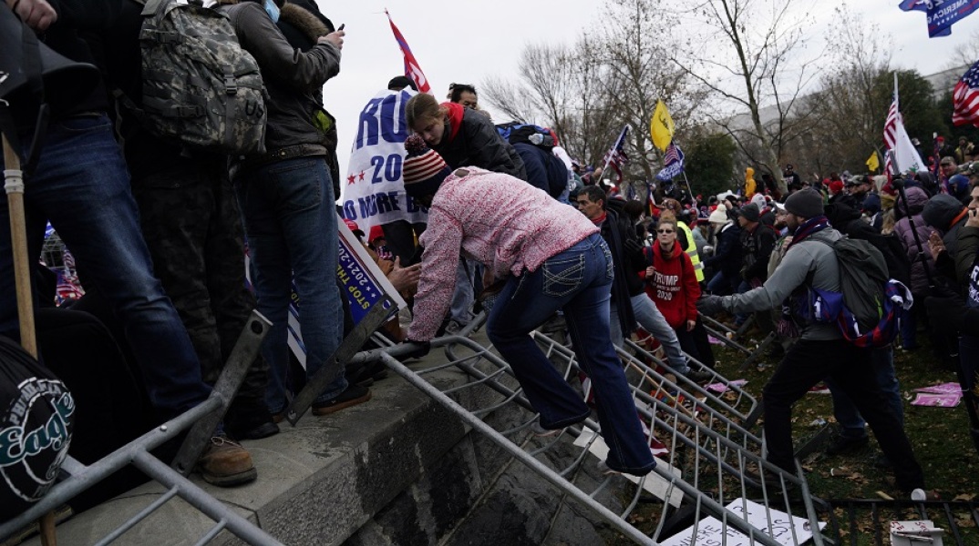 Οι διαδηλωτές «πηδούν» πάνω από τα οδοφράγματα 