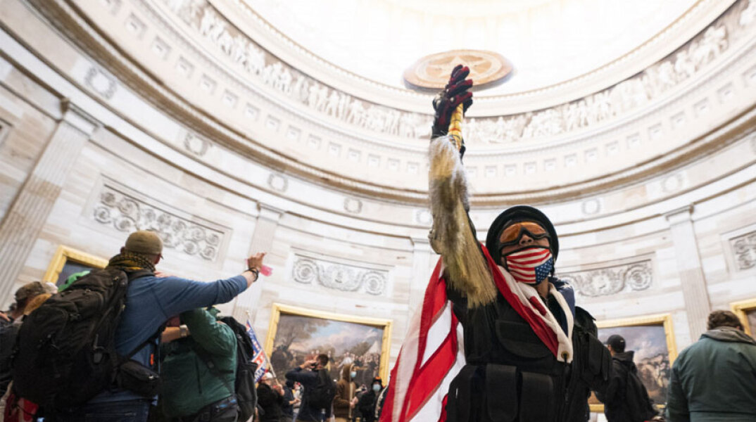 Εισβολή στο Καπιτώλιο: Υποστηρικτές του Τραμπ προκαλούν χάος στο κτίριο