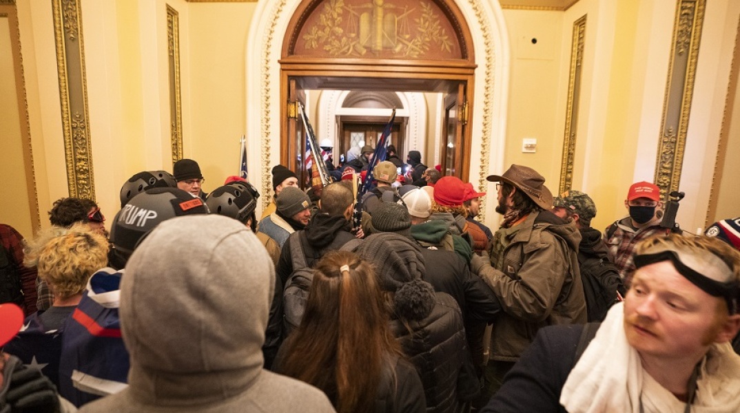 Στιγμιότυπο από την εισβολή διαδηλωτών στο Καπιτώλιο