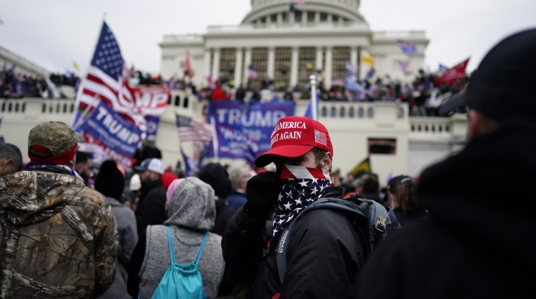 Οπαδοί του Ντόναλντ Τραμπ έξω από το Καπιτώλιο κατά τα χθεσινά επεισόδια