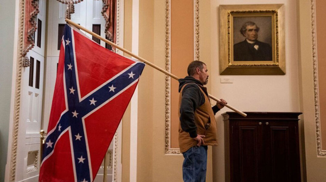 Διαδηλωτής του Τραμπ κατά την εισβολή στο Καπιτώλιο