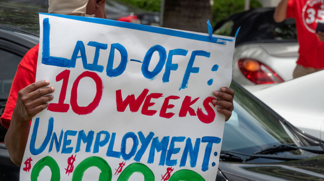 Άνεργος στις ΗΠΑ κρατά πλακάτ, ζητώντας δουλειά