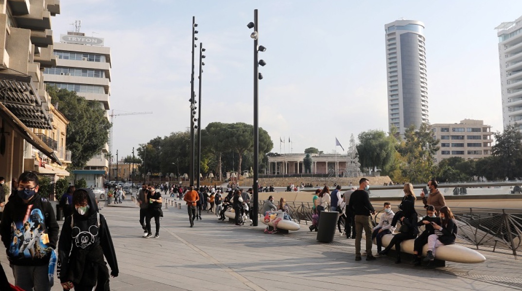 Πολίτες με μάσκα σε δρόμο της Κύπρου