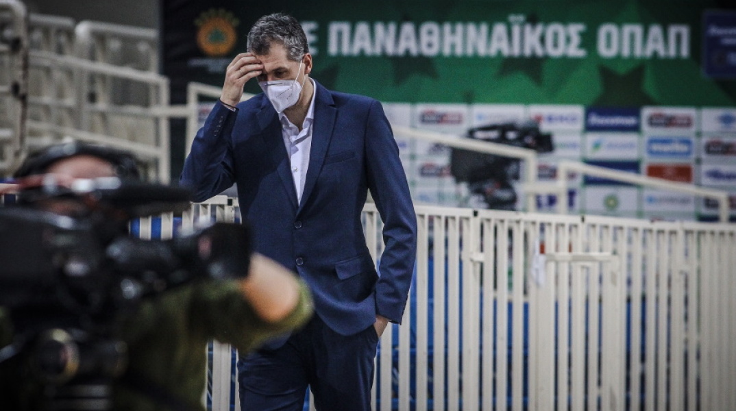 Ο Δημήτρης Διαμαντίδης δεν άντεξε την εμφάνιση του Παναθηναϊκού και αποχώρησε από το ΟΑΚΑ