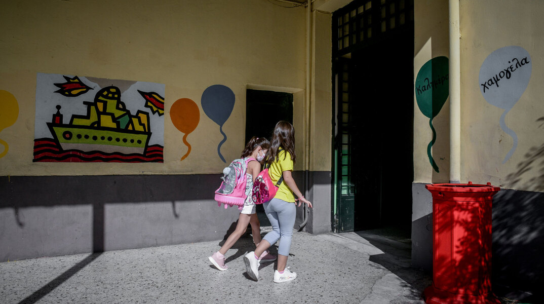 Άνοιγμα σχολείων: Επιστροφή μαθητριών σε δημοτικό σχολείο στο Παγκράτι (ΦΩΤΟ ΑΡΧΕΙΟΥ)