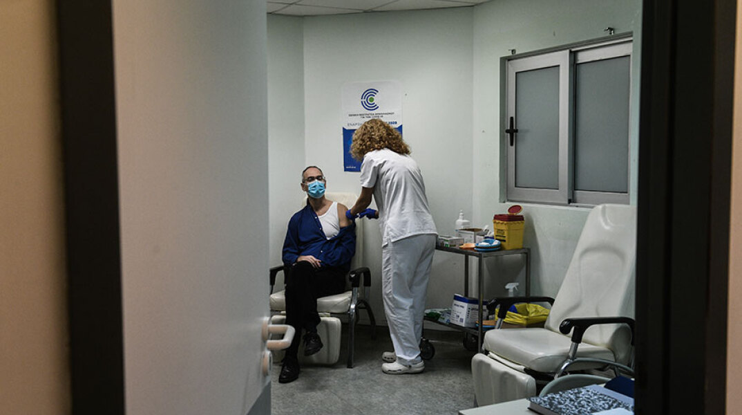 Εμβολιασμός υγειονομικών για τον κορωνοϊό στο νοσοκομείο «Αττικόν»