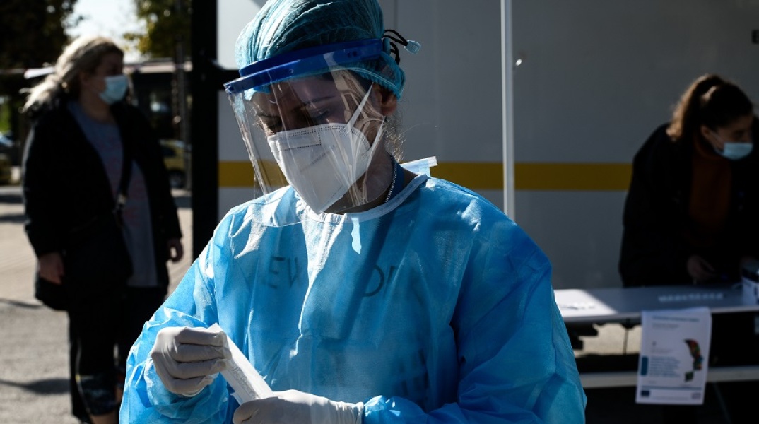 Στιγμιότυπο από τη διενέργεια rapid test