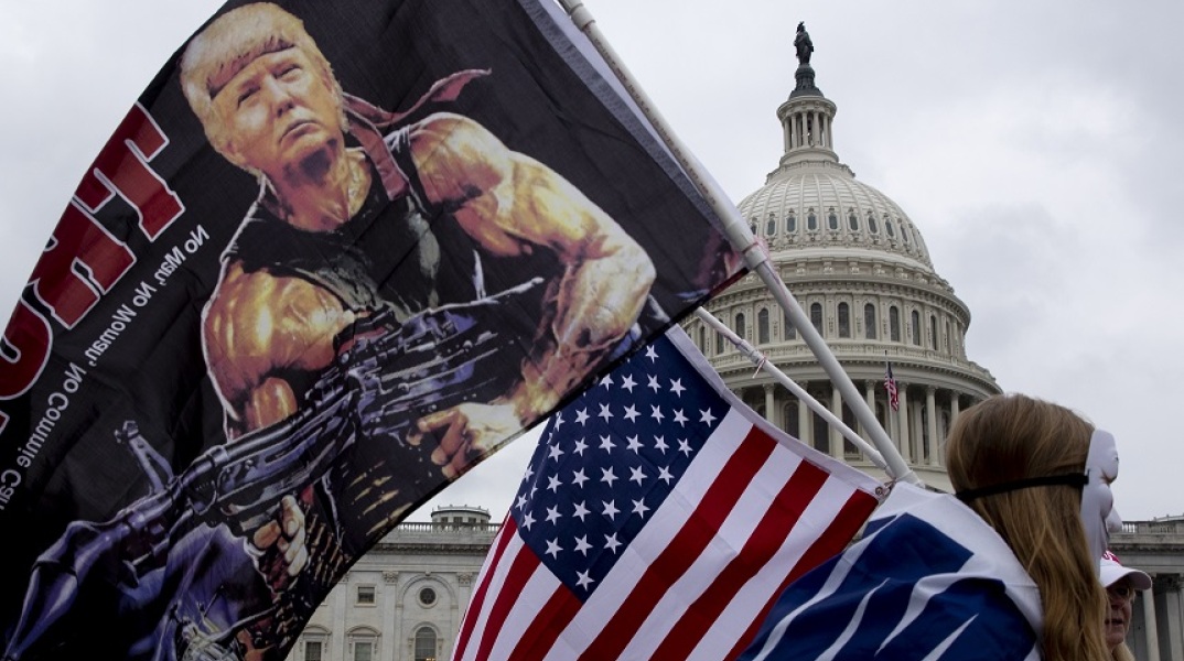 Οπαδός του Τραμπ έξω από τον Λευκό Οίκο με σημαία που απεικονίζει τον πρόεδρο των ΗΠΑ ως Ράμπο