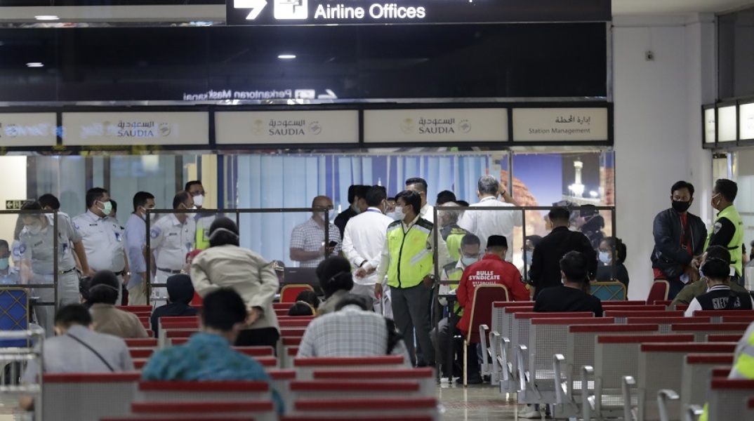 Αρχές της Ινδονησίας στο αεροδρόμιο από όπου απογειώθηκε το αεροσκάφος της Sriwijaya Air
