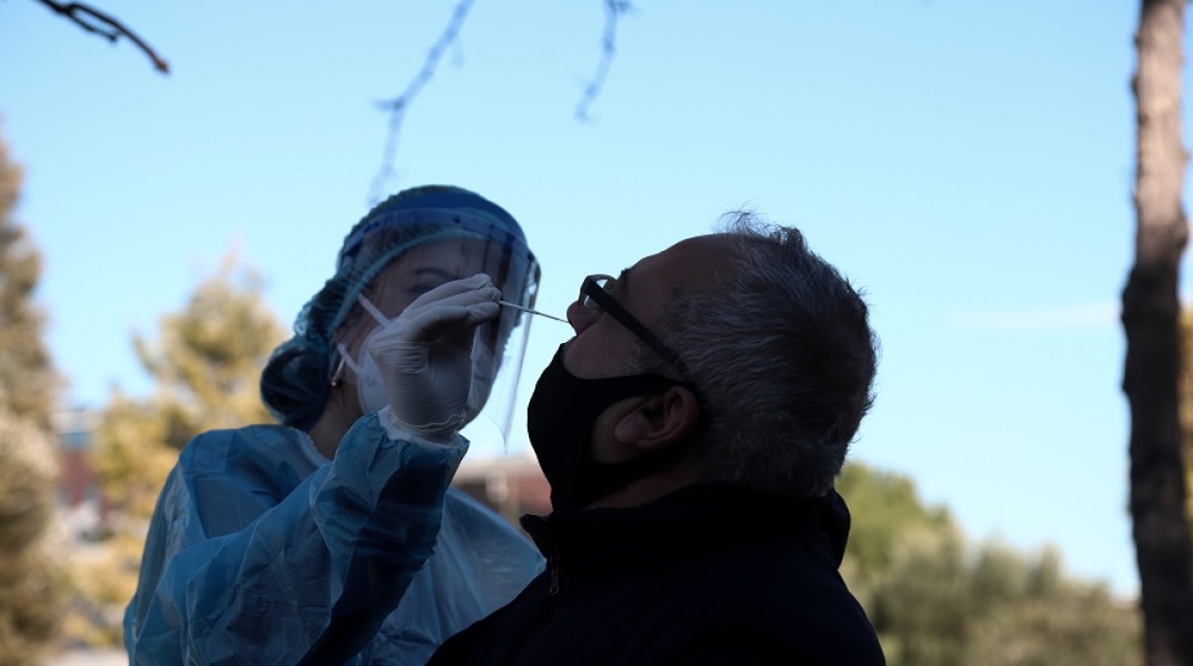 Στιγμιότυπο από τη διενέργεια rapid test