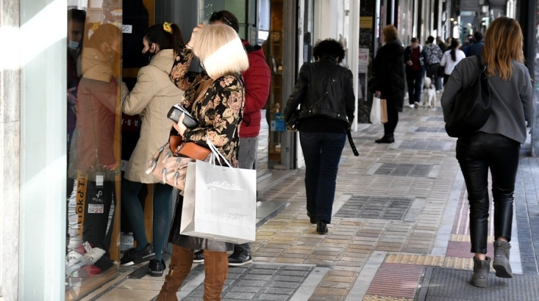 Πολίτες έξω από καταστήματα λιανεμπορίου