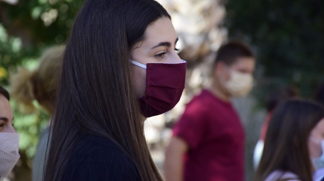 Μαθήτρια Γυμνασίου φορά μάσκα