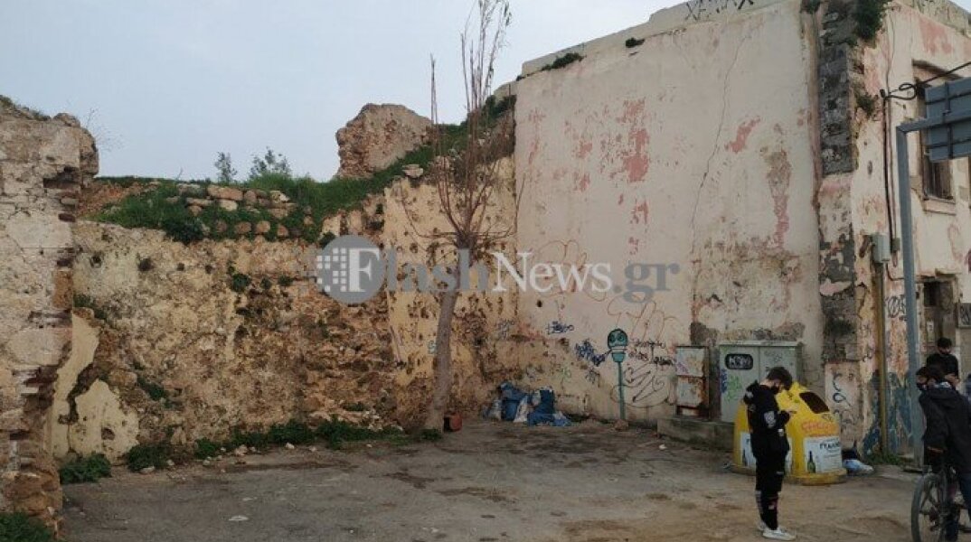 Το σημείο από όπου έπεσε το 13χρονο αγόρι 