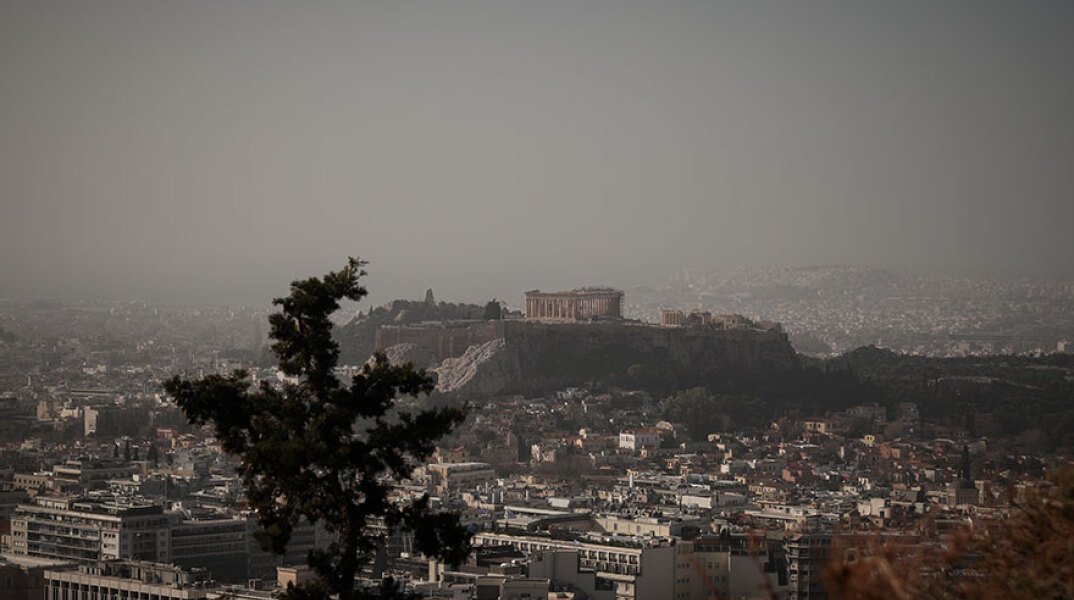 Αφρικανική σκόνη στην Αθήνα - Στο βάθος η Ακρόπολη