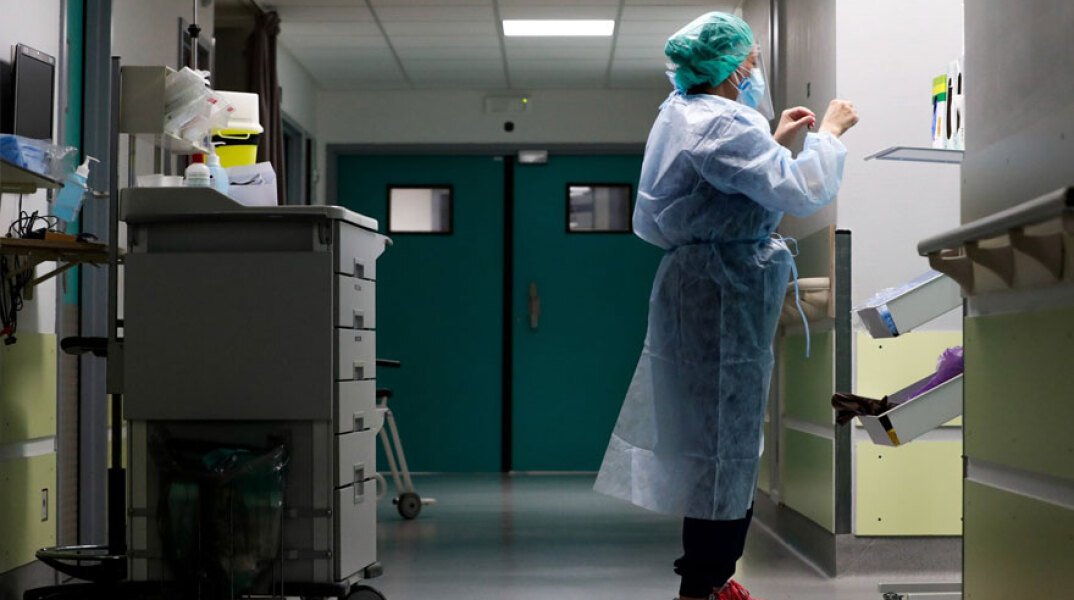 Κορωνοϊός στο Βέλγιο: Νοσηλεύτρια με προστατευτική στολή για την Covid-19 σε νοσοκομείο στις Βρυξέλλες