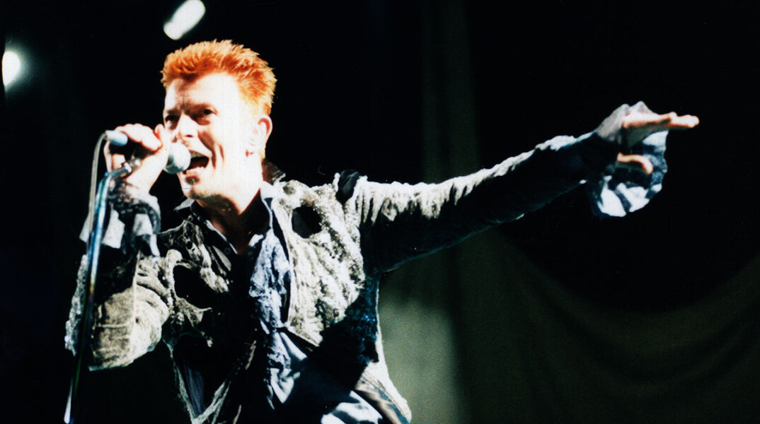 Στιγμιότυπο από τη συναυλία του David Bowie στην Αθήνα, τον Ιούλιο του 1996