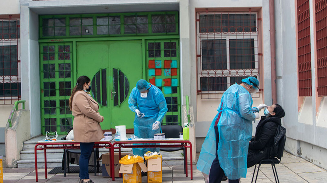 Τεστ για κορωνοϊό σε εκπαιδευτικούς στη Θεσσαλονίκη