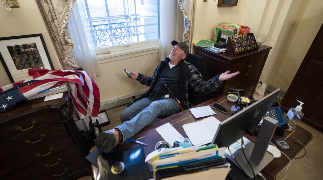 Στιγμιότυπο από την εισβολή οπαδών του Τραμπ στο Καπιτώλιο στις ΗΠΑ