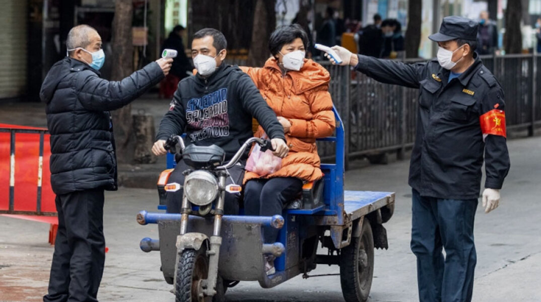 Κορωνοϊός στην Κίνα: Θερμομέτρηση επιβατών σε τρίκυκλο