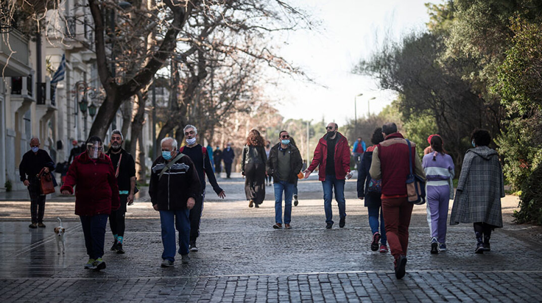 Lockdown στην Αττική: Πολίτες περπατούν στη Διονυσίου Αρεοπαγίτου